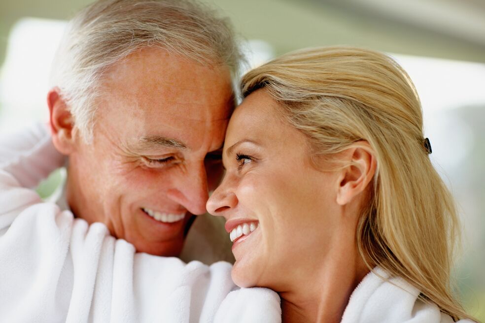 Un couple heureux d'âge mature