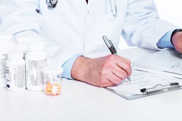 le médecin prescrit un traitement contre la douleur dans les testicules due à l'excitation